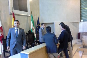 El alcalde y varios concejales charlan después del pleno.