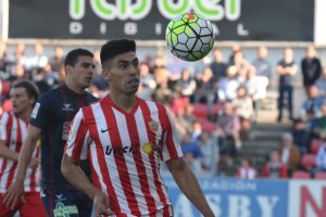 Juan Ramírez, en una jugada del Huesca-Almería.