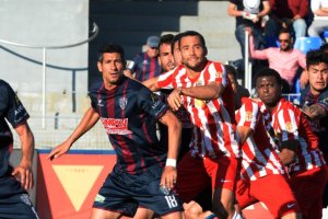 Quique en una jugada del Huesca-Almería.