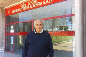 Alfonso García, en la puerta del club después de la reunión.