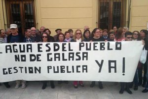 Vecinos de Cantoria protestan contra la gestión del agua llevada a cabo por Galasa.