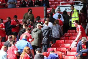 Los aficionados abandonando el Estadio.