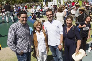 Ramón Fernández-Pacheco, junto a Juan José Alonso, Pilar Ortega y Rafaela Abad, esta mañana en el Parque de las Familias.