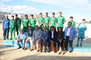 Jugadores con entrenadores, directivos y concejales.