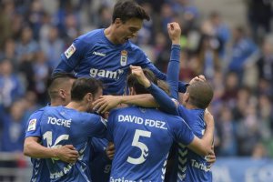 Los jugadores del Oviedo celebrando uno de los goles.