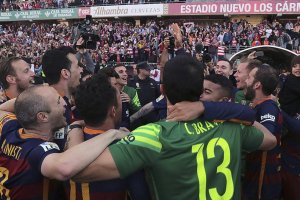 La plantilla del Barça celebrando el título.