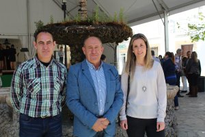 El alcalde de Abrucena, Antonio Torres; situado entre el teniente de alcalde, Blas Navarro Ruiz; y la concejala, Isabel Ramos.