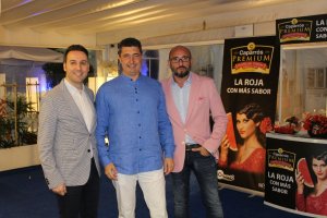 Ricardo Céspedes, director comercial de LA VOZ; José María Tejera, uno de los propietarios de Ego Sport Center; y Salvador Rovira, gerente de Ego Mad