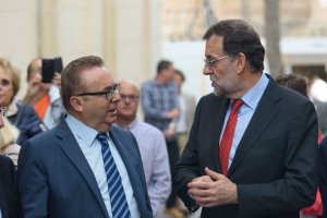 Mariano Rajoy con el director de LA VOZ en la Feria del Libro de la capital.