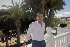 El alcalde de Carboneras, Salvador Hernández, fotografiado junto al Ayuntamiento.