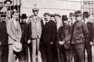 Kindelán,  el más alto,  en Garrucha, junto al comerciante Simón Fuentes y otras autoridades