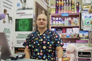 Diego Martín,  gerente de Mascotas, un gran bazar donde los dueños de los perros pueden encontrar de todo.