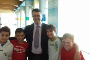 El presidente con nadadores ejidenses.