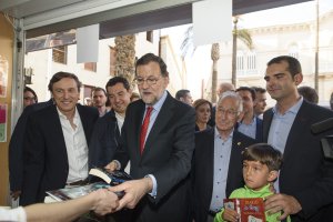 Rajoy, en la visita a la Feria del Libro de Almería.