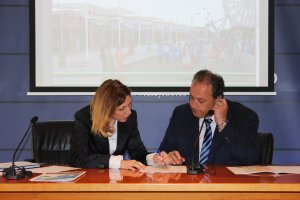 Julia Ibáñez, concejala de Cultura, charla con el portavoz municipal, José Francisco Rivera, en la presentación de las novedades de la Feria de San I