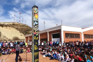Acto de plantación del palo con alumnos de todos los centros educativos.