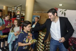 El concejal Juanjo Alonso en la jornada de fomento de frutas y verduras.