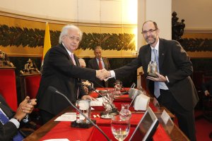 El neurólogo Pedro Serrano recibe el galardón de manos del presidente de la SEN.