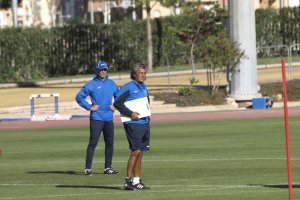 Pipo Goro con la pizarra en el entrenamiento.