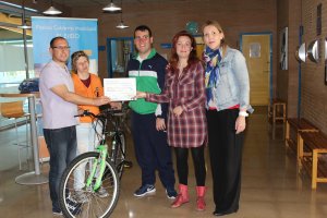 Acto de entrega de la recaudación en la piscina municipal.