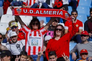 Los seguidores del Almería esta temporada están a años luz del equipo.