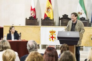 Luis García Montero pronuncia su pregón ante un salón de plenos del Ayuntamiento lleno.