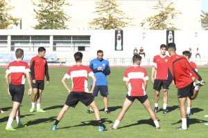 Fran Fernández hablando con sus jugadores.