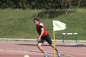 Sebastián Dubarbier lanzando desde la esquina.
