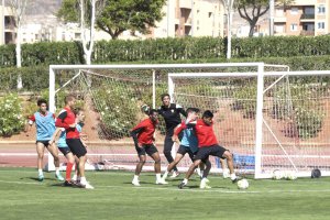 Juan Ramírez aguantando el balón en el área.