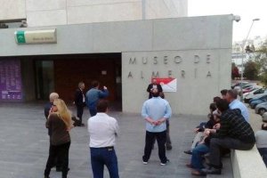La Asociación a las puertas del Museo.