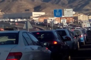 Clásico atasco en la salida de la capital.