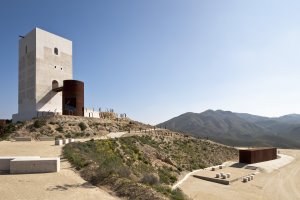 Vista de la Torre Nazarí de Huércal-Overa y de su entorno, hoy uno de los grandes atractivos de la zona.