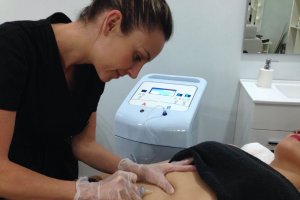 La carboxiterapia es aplicada por personal médico.