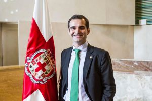 El alcalde posa para LA VOZ con la bandera de Almería.