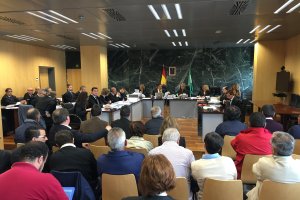 Sala de vistas de la Ciudad de la Justicia, con los acusados en primer término