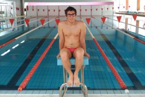 El nadador preparado para la sesión de entrenamiento.