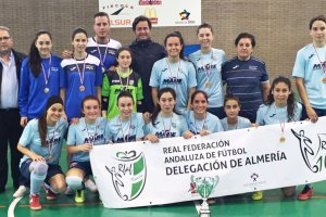 Las campeonas con su alcalde Francisco Góngora.