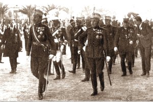 Arriba,  Alfonso XIII pasando revista en el Parque de Almería en 1922.