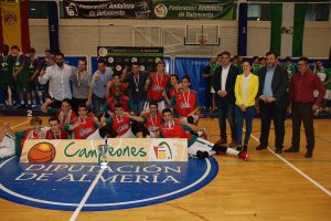 Los campeones posan felices.