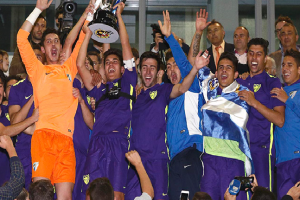El Málaga celebra el título desde el palco de Las Viñas de Vera.