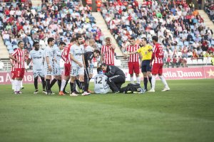 El árbitro con Fran Vélez y Adri.