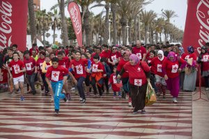 Salida de la Carrera Popular de Cruz Roja en El Palmeral del Paseo Marítimo.