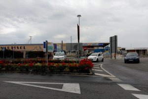 Agentes de la Policía Local en la rotonda de Pescadería cortando el acceso de la Vía Parque.