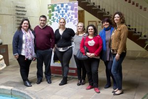 Familias de acogida se reúnen en la sede de Cruz Roja para compartir experiencias y vivir con otras el acogimiento familiar.