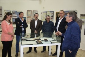 Visita a la muestra de representantes de la Junta y el Ayuntamiento cuevano  y sus comisarios, ayer.