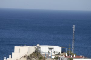 El barracón prefabricado donde estudian los niños está situado en lo más alto de San José.
