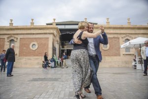 Exhibición de tango este mediodía frente al Mercado Central.