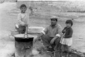 La familia Chirivía haciendo los garbanzos tostaos en el badén de la Rambla de Belén, en los años cincuenta.