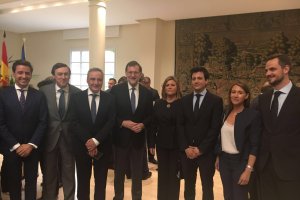 Paco Cosentino, con Mariano Rajoy, Rafael Hernando, y su familia
