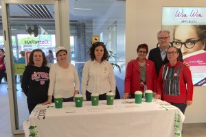 Usuarios y voluntarios de la AECC en una de las 40 mesas instaladas en Almería.